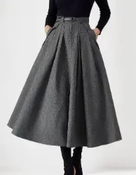 تصویر  دامن پشمی با برشی کلاسیک و پارچه‌ای گرم